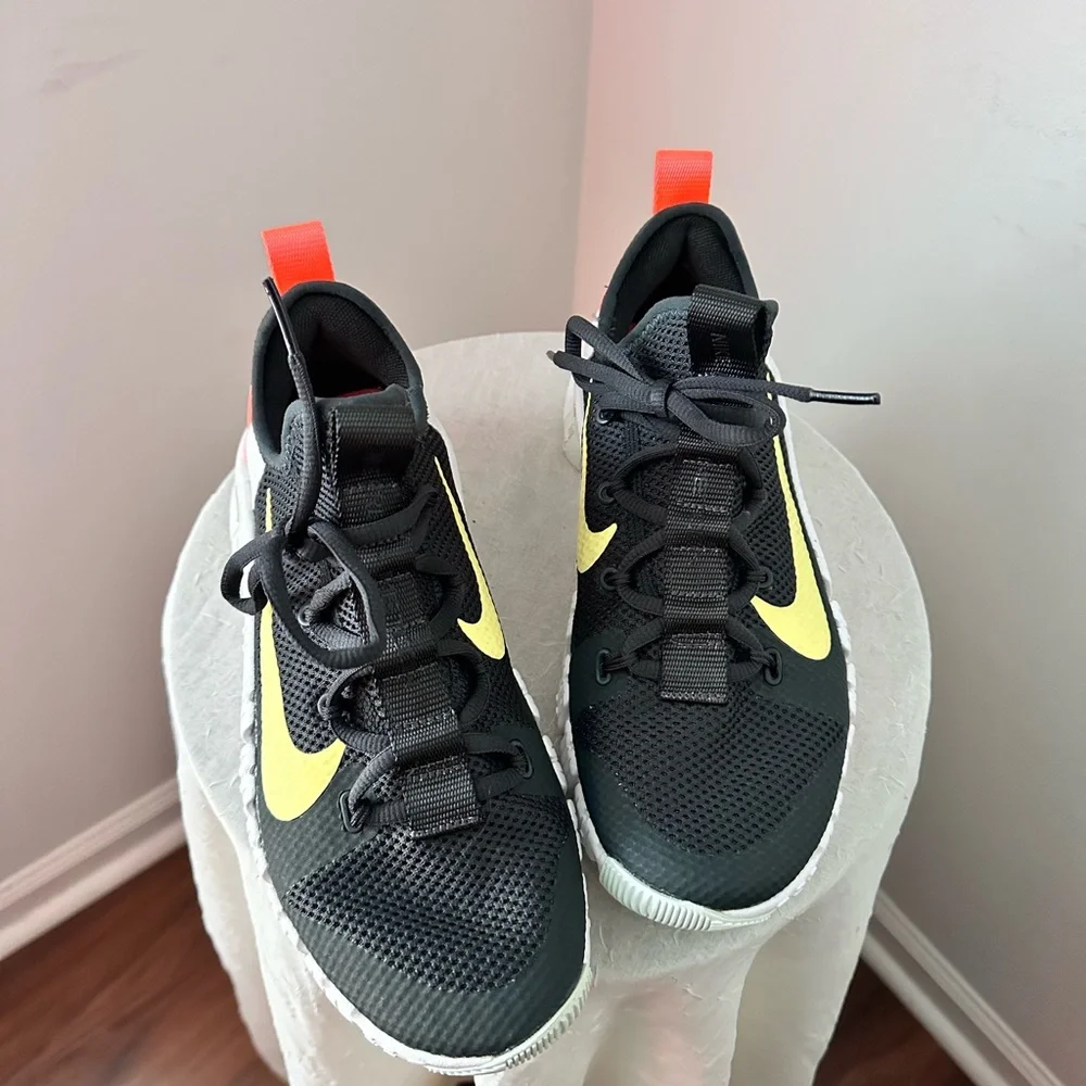 NIKE Colorway: Dark Smoke Grey/Bright Mango/Barely/Green/Light Zitron size 8.5 - Picture 7 of 13